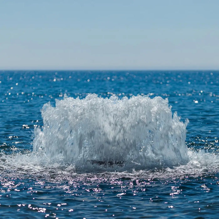 kasco_surface_aerator_in_open_water_with_splash_pattern